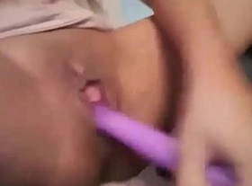 Se masturba con dildo morado